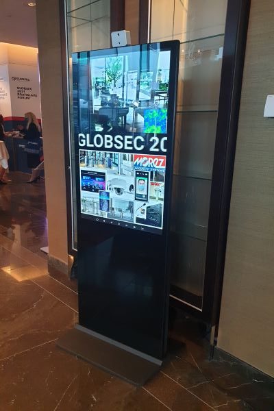 Informačný kiosk LCD panel termokamera podujatie Globsec morez 2021 Bratislava
